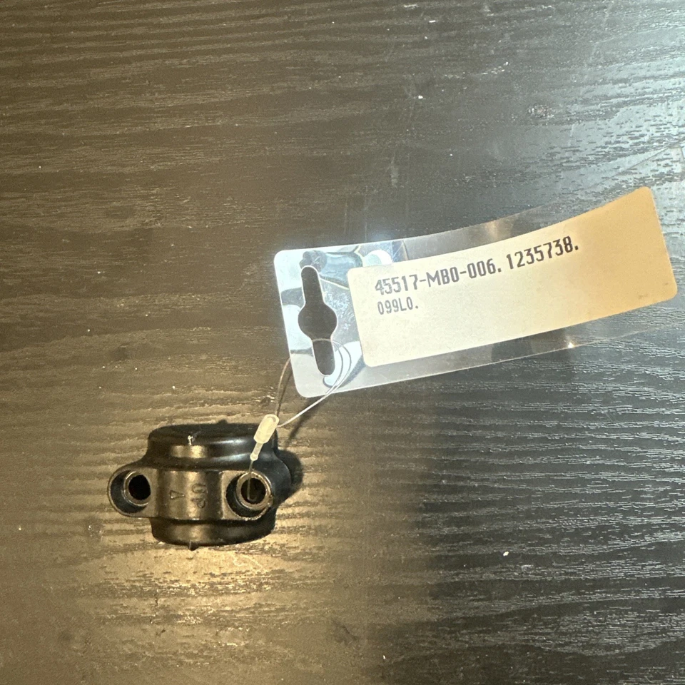 Soporte de cilindro maestro de freno 45517-MB0-006 (media abrazadera) 1983 Honda Shadow VT750C Foto 1 de 1