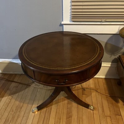 Винтажный большой кожаный верхний барабанный стол из красного дерева с латунными когтями ножками около 1940-х - Изображение 1 из 4