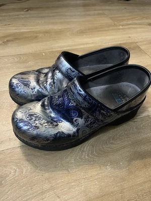 Zuecos de enfermería profesionales Dansko LT Pro azul metálico cachemir talla 38 EE. UU. 7,5 Foto 1 de 4