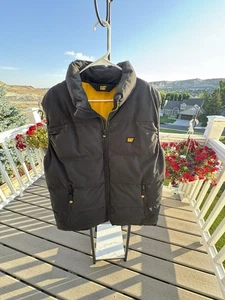 CAT MEN'S BLACK PUFFER VEST, SIZE LARGE, WARM & HEAVY DUTY, EXCELLENT CONDITION - Picture 1 of 17