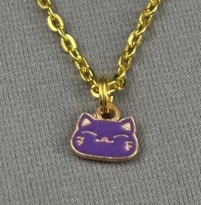 Collar Colgante Cabeza de Gato Esmalte Morado Cadena Tonificada Dorada Foto 1 de 4