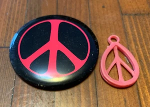 Vintage 60s,70s Peace Symbol Pink,Black Pin Pinback Button Badge+ Pendant Charm - Picture 1 of 2