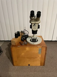 Microscopio PZO Warszawa de colección con estuche de madera y accesorio de luz, como está piezas reparación - Imagen 1 de 11