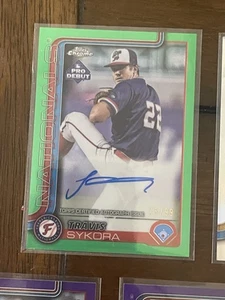 2025 Topps Pro Debut Travis Sykora Chrome Green Auto /99 - Bild 1 von 2