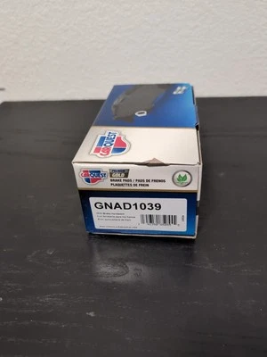 Комплект дисковых тормозных колодок премиум-класса золотистые керамические передние тормозные колодки CARQUEST GNAD1039 - Изображение 1 из 2