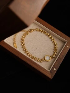 Wasserfestes Armband mit rundem Muschel Anhänger, Goldenes Filigranes Armband - Bild 1 von 7