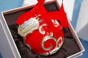 Genuine Pandora Christmas Ornament - Rockettes - 2017 - Charm Box - Bild 1 von 3