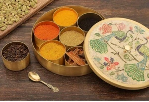 Scatola Masala Vintage Ottone | Coperchio Pavone Inciso a Mano | 7 Slot Organiz Spezie Indiane - Foto 1 di 24