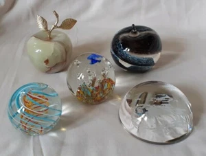 SAMMLUNG VON 4 × GLAS & 1 × MARMOR BAPIERGEWICHTEN - Bild 1 von 10