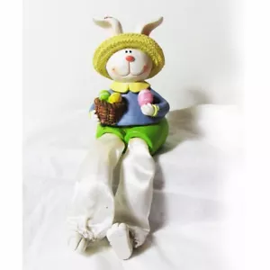 Greenbrier scaffale coniglietto di Pasqua seduto con cesto di uova di Pasqua, cappello di paglia - Foto 1 di 9
