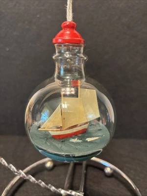 Caja y barril envío en una botella vidrio adorno de Navidad náutico 4,5”x2,5” Foto 1 de 4