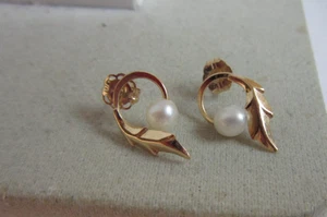14kt gold and 4mm pearl stud pierced earrings - Picture 1 of 4