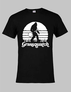 Camiseta Banjo Grassquatch ~ Bigfoot Bluegrass Sasquatch ajuste unisex y 4 opciones de color - Imagen 1 de 9