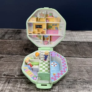 Vintage Polly Pocket Polly's School-Green Compact-1990 Bluebird 3 Dolls - Picture 1 of 7