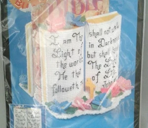 BUCILLA Buchstützen BIBELHALTER Kunststoff Leinwand Nadel Handwerk 6134 versiegelt Kit  - Bild 1 von 1