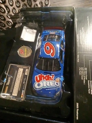 2003 Team Caliber Preferred Series Greg Biffle #9 Uh-Oh! Oreo fundido em escala 1/24  - Imagem 1 de 4