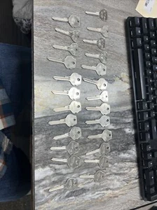 25 TAYLOR AND ILCO BLANK KEYS 079jb - Picture 1 of 4