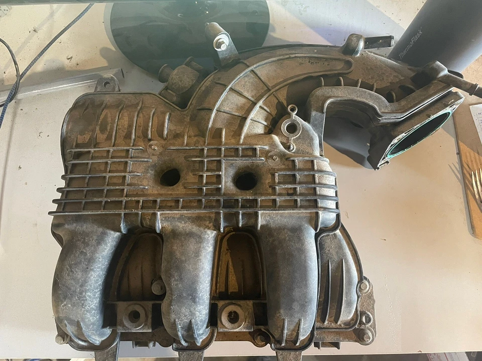 Tubo de admisión de aire Lincoln/Ford/Motorcraft de 2010 Lincoln MKZ, 3,5 L Duratec Foto 1 de 4