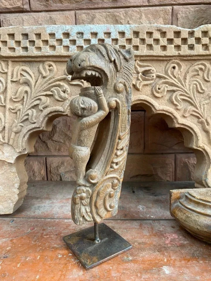 Suporte de dentes de leão antigo de madeira esculpido à mão para meninos de 1800 com suporte - Imagem 1 de 4