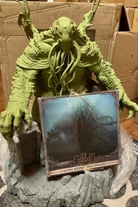Neu im Karton! Cthulhu: Death May Die - R'lyeh Rising Expansion & Green Statue Kickstarter - Bild 1 von 10