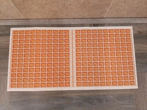 IRLANDA: Hoja Completa 20 x 12 de Naranja 1/2p Ejemplos de Perros Estilizados Márgenes 240 Estampillas - Imagen 1 de 4