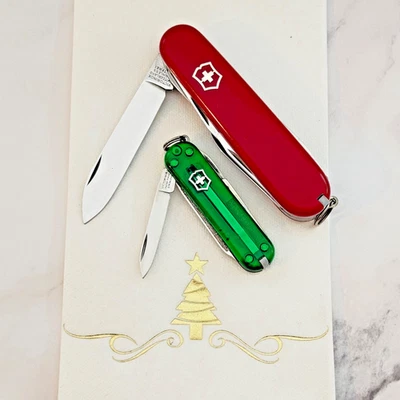 Par de Navidad Victorinox - Verde Clásico SD y Escalador Rojo - Limpio y Afilado Foto 1 de 4