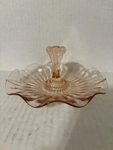 VINTAGE ROSA VERTIEFUNG GERIPPT UND GERIFFELT GLAS TID BIT TABLETT MIT MITTELGRIFF - Bild 1 von 5