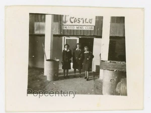 Vintage 1945 Korea Photograph Seoul Enlisted Mens Club CASTLE Women Pose Photo - Imagen 1 de 2