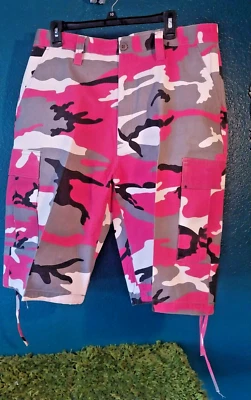 Vintage Pink and Black Camo Leg Shorts Mens Size 38 Regal Wear - Image 1 of 4