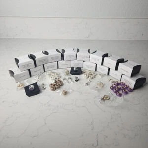 Lote de 18 cajas Avon con dijes - Imagen 1 de 13