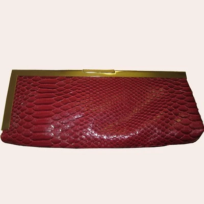 Bolso de hombro rojo sin asas Jessica McClintock imitación cocodrilo textura borde dorado Foto 1 de 4