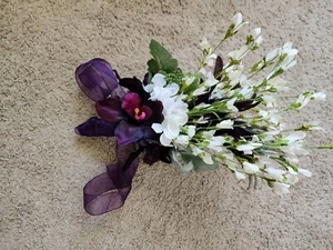 Brautstrauß lila Orchideen weiß Blumen lila Federn - Bild 1 von 8