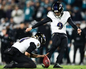 Foto de fútbol americano de la NFL Justin Tucker Field Goal Kick Baltimore Ravens 8x10 - Imagen 1 de 1