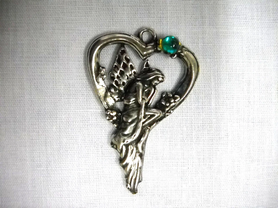 NINFA HADA HADA EN VESTIDO LARGO EN CORAZÓN COLUMPIO con COLLAR COLGANTE DE PELTRE GEMA VERDE Foto 1 de 1