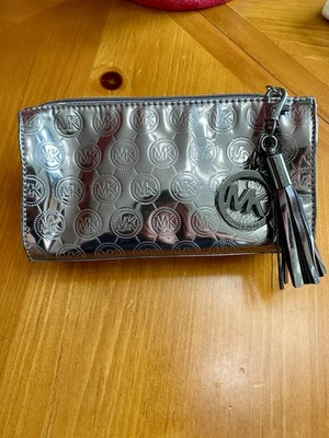 Bolso de Maquillaje Michael Kors Gris Metálico Nuevo Sin Etiquetas Foto 1 de 4