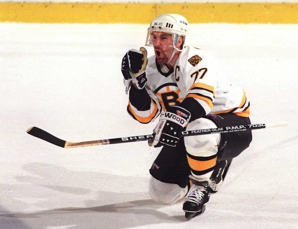RAY BOURQUE 8X10 PHOTO HOCKEY BOSTON BRUINS PICTURE NHL - Image 1 of 1