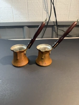 Par de cezves de cobre martilladas a mano (cafeteras turcas) con asas de madera Foto 1 de 4