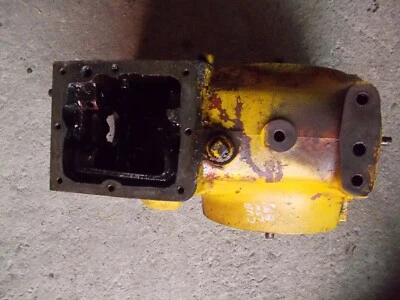 Farmall Cub low boy LB Tractor IH original transmission housing case 351530R8 - Image 1 of 4