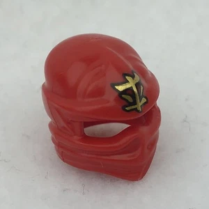 LEGO 98133pb07 Minifigura Roja, Tocado Ninjago Envoltura con Logograma Ninjago Dorado - Imagen 1 de 3
