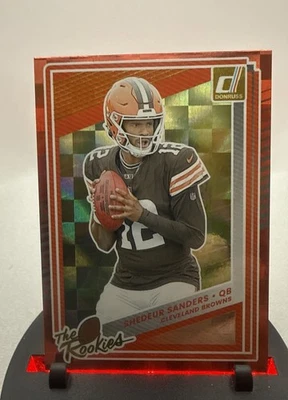 Donruss Shedeur Sanders-Rookies 2025 rojo, élite, clasificación retro y base radiocontrol Foto 1 de 4