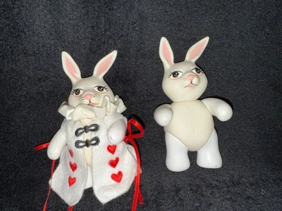 PAR DE 2 CONEJOS BLANCOS JINETE PETIRROJO VINTAGE con traje ALICIA EN EL PAÍS DE LAS MARAVILLAS Foto 1 de 3