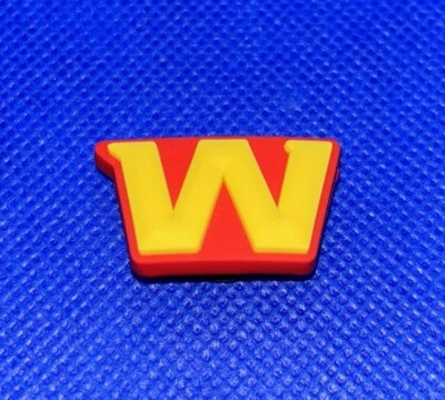 Dije de zapato de fútbol americano Washington Commanders NFL para cocodrilos (rojo y amarillo) Foto 1 de 4