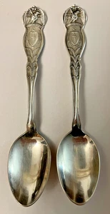 Par de cucharas de colección WM Rogers & Son AA- Massachusetts placa de plata coleccionista - Imagen 1 de 6