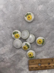 Lote 10 Botones Cubiertos de Tela Blanca Hecho a Mano Cinta Amarilla Bordado Margarita - Imagen 1 de 2