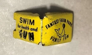 Porta asciugamani vintage fantasia fattoria parco nuoto clip metallo anni 50 NOS - Foto 1 di 6