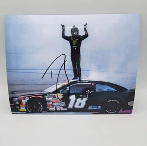 FOTO FIRMADA POR TY GIBBS 8x10 NASCAR CERTIFICADO DE AUTENTICIDAD ESTRELLA #54 MONSTRUO ENERGY JOE GIBBS CARRERAS - Imagen 1 de 3