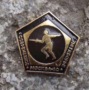 1980 Moscow Summer Olympic Games Duelist Fencing Epee Foil Sabre Event Pin Badge - Picture 1 of 5