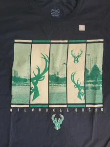 Camiseta Milwaukee Bucks Skyline Columnas Negra Talla Grande Stadium Essentials Nueva con Etiquetas - Imagen 1 de 6