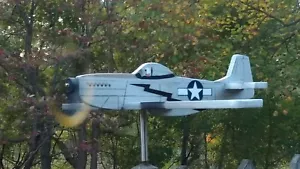 P-51 Mustang Indianer Flugzeug Whirligig Warbird Wetterfahne Rasenspinner Ornament - Bild 1 von 9