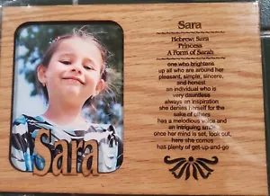 SARA graviert 5"X7" Holz matt Bilderrahmen Bedeutung des Namens NEU - Bild 1 von 1